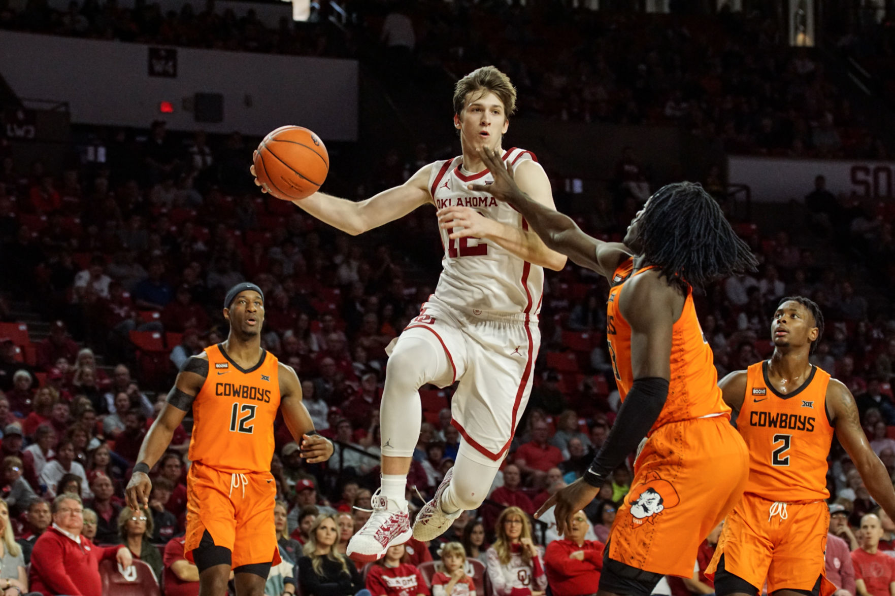 Austin Reaves jump pass